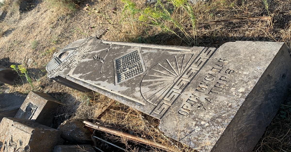 Dağıdılan məzar atamındır – Musa Quliyev Dağıdılan məzar atamındır – Musa Quliyev