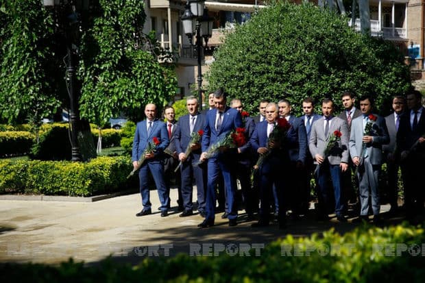 Tbilisidə AXC qurucularının məzarları ziyarət olunub – FOTO Tbilisidə AXC qurucularının məzarları ziyarət olunub – FOTO