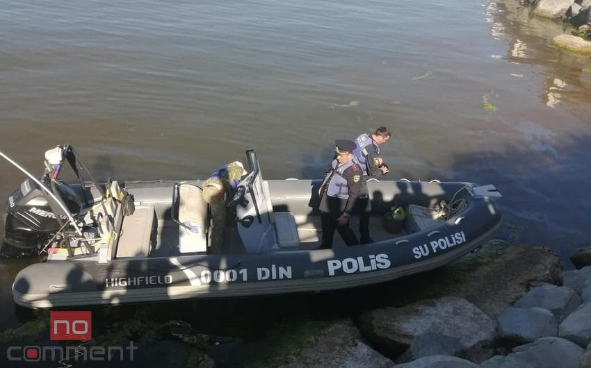 Polis vətəndaşın suya düşən telefonunu qaytardı Polis vətəndaşın suya düşən telefonunu qaytardı