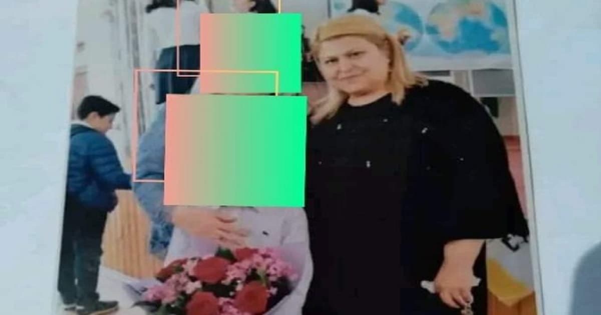 Direktor müavinui bayrağı ayaq altına atıb şəkil çəkdirdi – FOTO Direktor müavinui bayrağı ayaq altına atıb şəkil çəkdirdi – FOTO