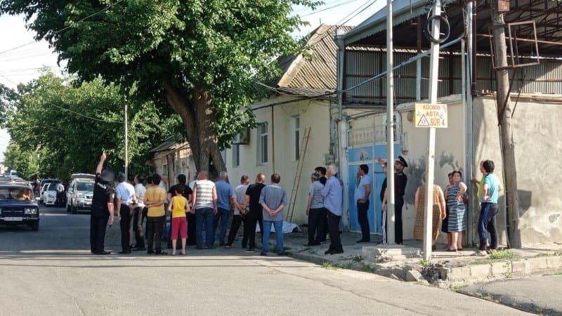 Gəncədə BƏDBƏXT HADİSƏ: Tut dərərkən tok vurdu – FOTO Gəncədə BƏDBƏXT HADİSƏ: Tut dərərkən tok vurdu – FOTO