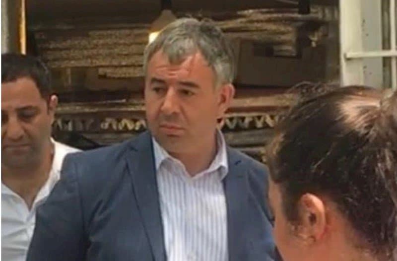 Məmur jurnalistə rüşvət təklif etdi, sonra telefonunu götürüb qaçdı Məmur jurnalistə rüşvət təklif etdi, sonra telefonunu götürüb qaçdı