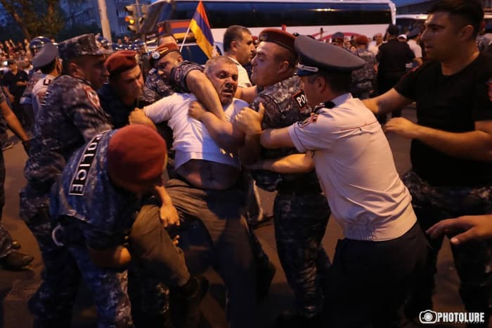 Ermənistanda ara qarışdı: Xeyli sayda tutulan var Ermənistanda ara qarışdı: Xeyli sayda tutulan var