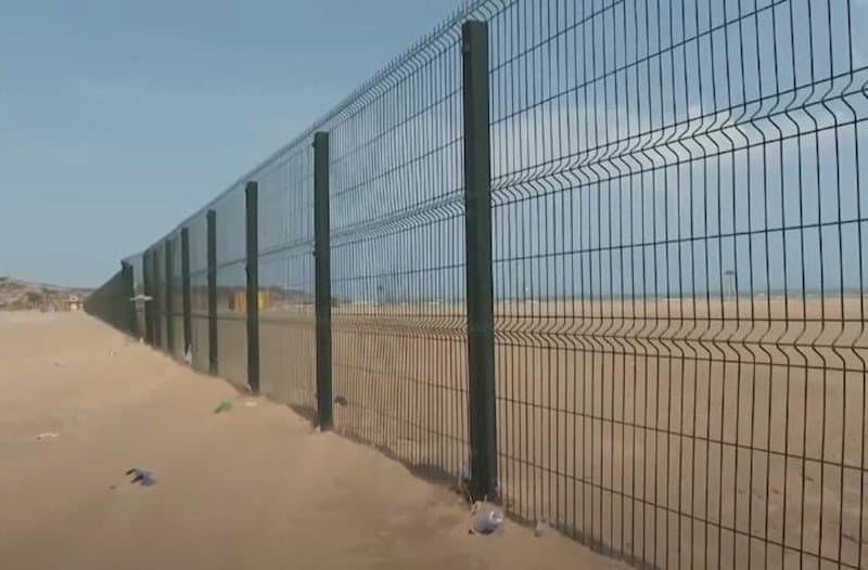 Buzovna çimərliyi yenə hasarlandı – Video Buzovna çimərliyi yenə hasarlandı – Video