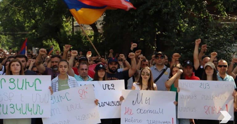 İrəvanda müxalifət mitinqə növbəti anti-Azərbaycan plakatlarla ÇIXDI – VİDEO İrəvanda müxalifət mitinqə növbəti anti-Azərbaycan plakatlarla ÇIXDI – VİDEO