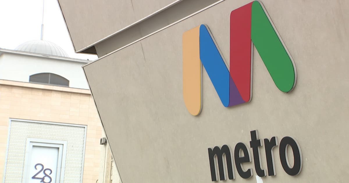Bakı metrosunda sərnişin siqaret çəkdi – Video Bakı metrosunda sərnişin siqaret çəkdi – Video