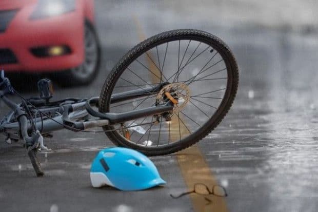 Minik avtomobili velosipedçini vurdu Minik avtomobili velosipedçini vurdu