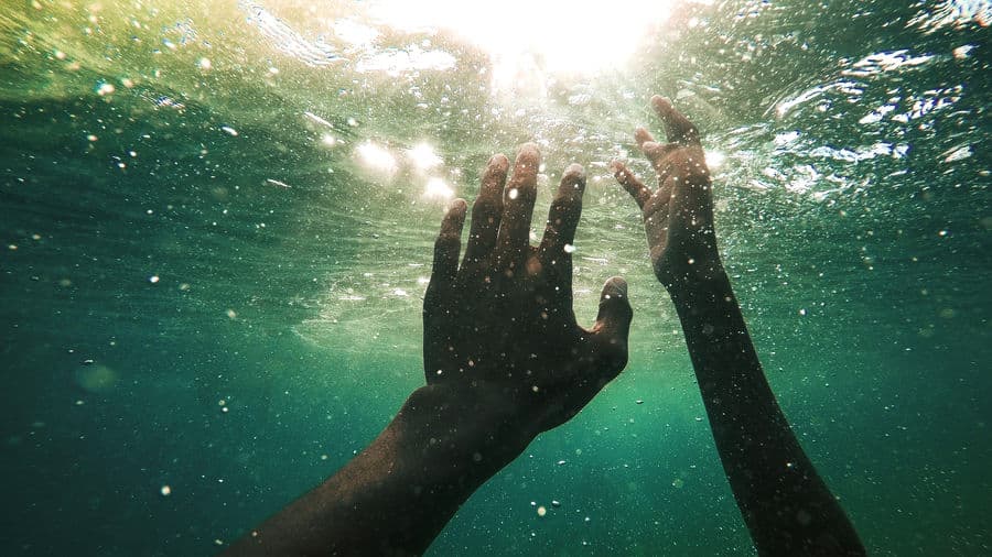 Bakıda iş adamı başqasını xilas edərkən öldü Bakıda iş adamı başqasını xilas edərkən öldü