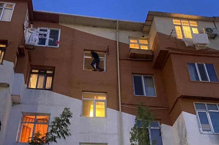 Bakıda intiharın qarşısı alındı, polis yaralandı – FOTO Bakıda intiharın qarşısı alındı, polis yaralandı – FOTO