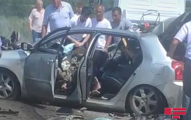 “Toyota” “Azpetrol”un yük maşınına çırpıldı – İki hərbçi yaralandı “Toyota” “Azpetrol”un yük maşınına çırpıldı – İki hərbçi yaralandı