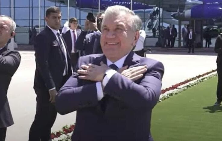 Mirziyayevin Əliyevə bu jestinin mənası… Mirziyayevin Əliyevə bu jestinin mənası…
