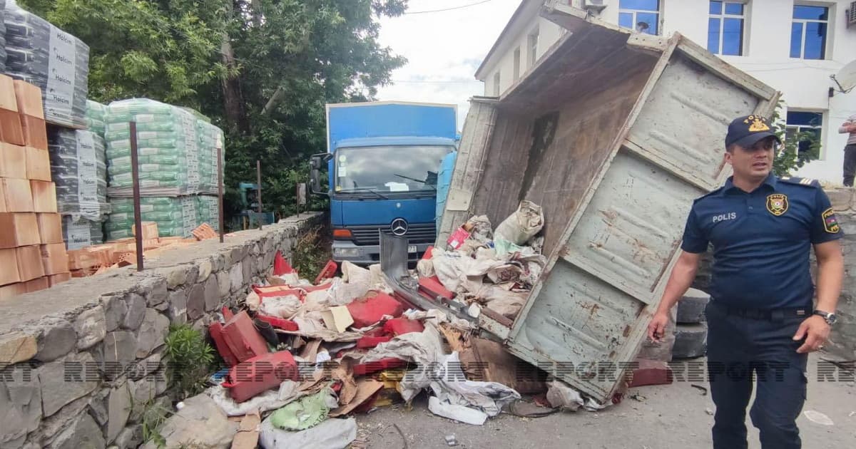 Yük maşını açıb, sürücü özünü maşından atmaq istəyərkən ölüb Yük maşını açıb, sürücü özünü maşından atmaq istəyərkən ölüb