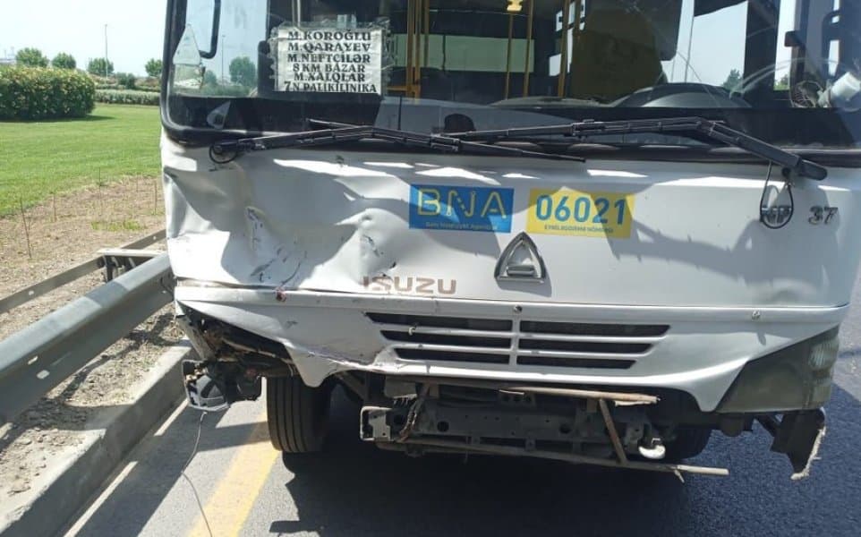 Sərnişin avtobusu qəzaya uğradı Sərnişin avtobusu qəzaya uğradı