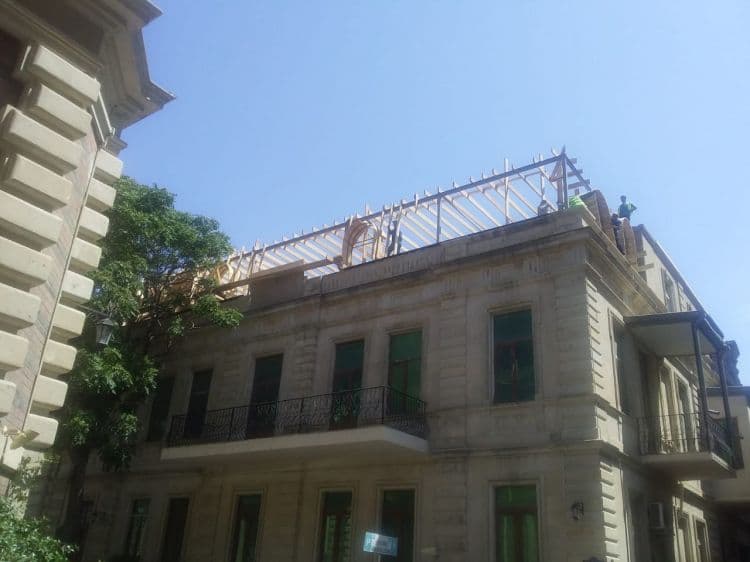 Bakıda tarixi binada tikilən mansard sökülür – FOTO Bakıda tarixi binada tikilən mansard sökülür – FOTO