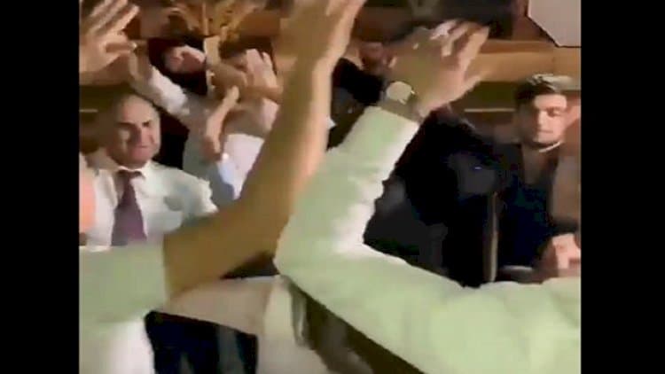 Daha bir müəllim məzun günündə rəqsi ilə gündəm oldu – Video Daha bir müəllim məzun günündə rəqsi ilə gündəm oldu – Video