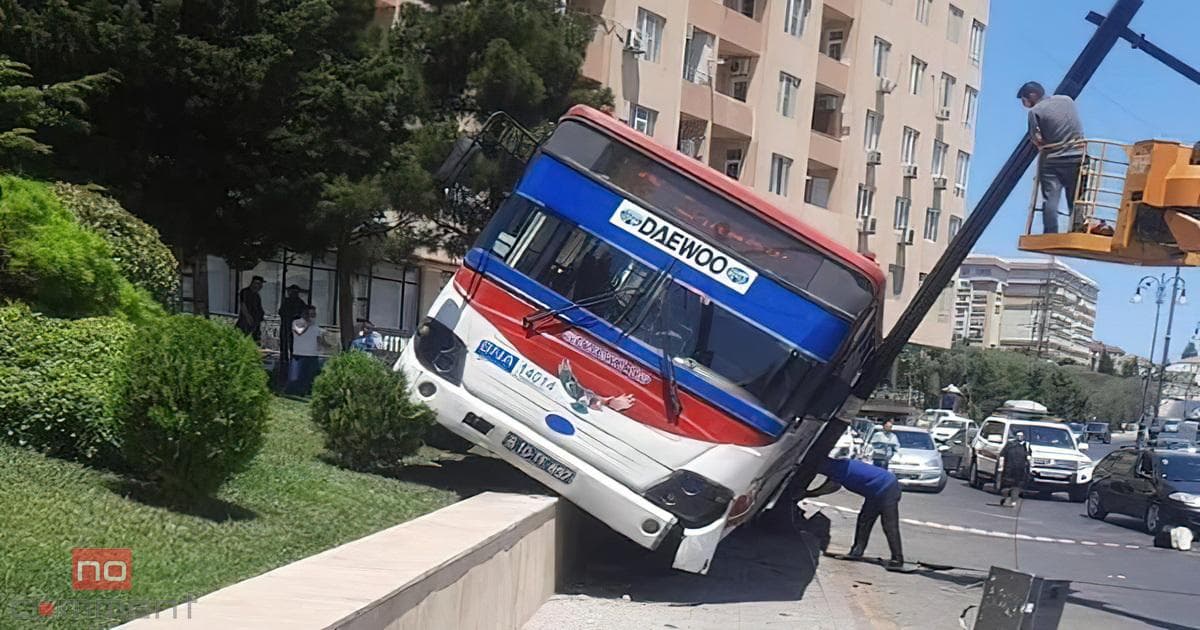 Bakıda əyləci işləməyən avtobus səkiyə çırpıldı Bakıda əyləci işləməyən avtobus səkiyə çırpıldı