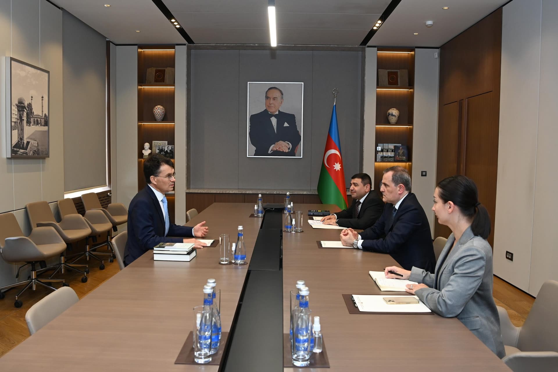 Bayramov Şuşa haqqında əsər yazan alman professorla görüşdü Bayramov Şuşa haqqında əsər yazan alman professorla görüşdü