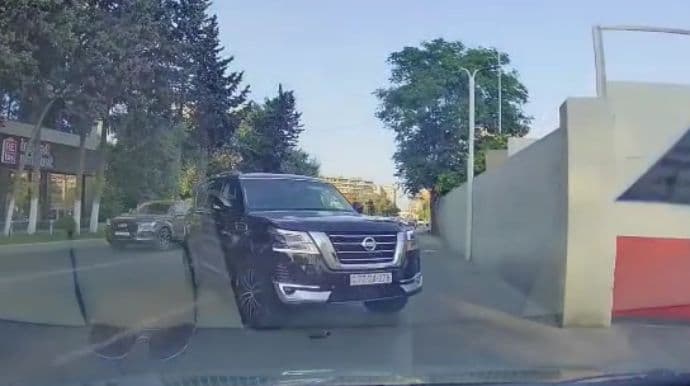 Bakıda yüksək rütbəli məmur maşınla görün nə etdi – VİDEO Bakıda yüksək rütbəli məmur maşınla görün nə etdi – VİDEO