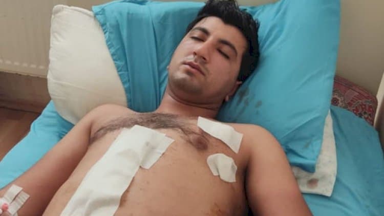 Qazi polislərin gözü qarşısında bıçaqlandı – Foto Qazi polislərin gözü qarşısında bıçaqlandı – Foto