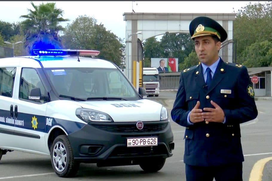 Ötən gün özünü asan gömrükçünün VİDEOSU Ötən gün özünü asan gömrükçünün VİDEOSU
