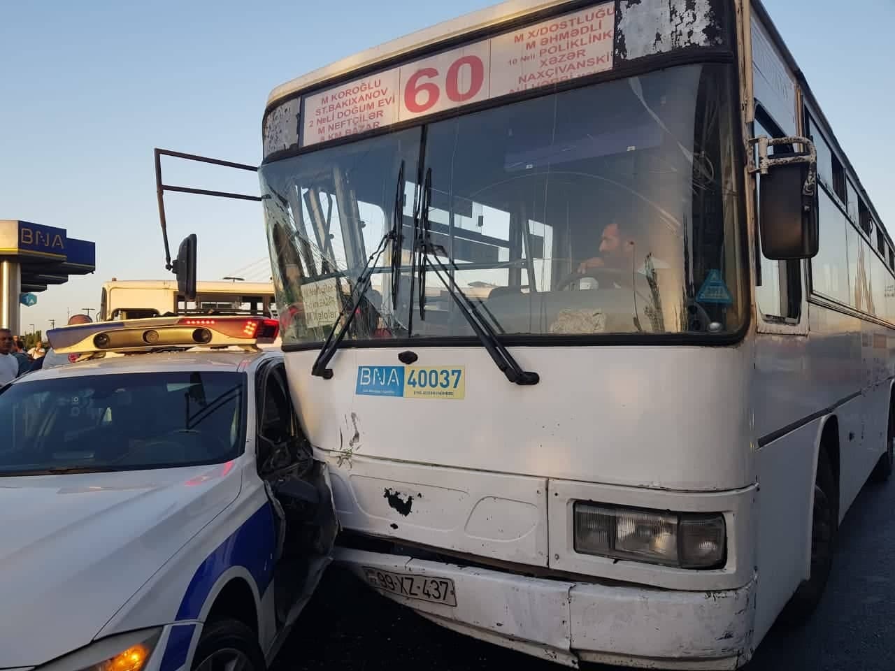 Avtobus polis maşınını VURDU Avtobus polis maşınını VURDU
