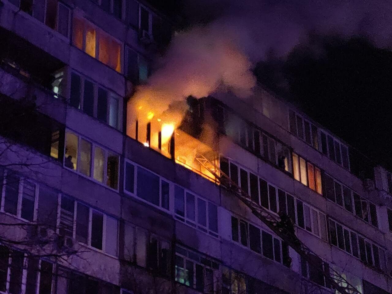 Bakıda çoxmərtəbəli yaşayış binasında YANĞIN Bakıda çoxmərtəbəli yaşayış binasında YANĞIN