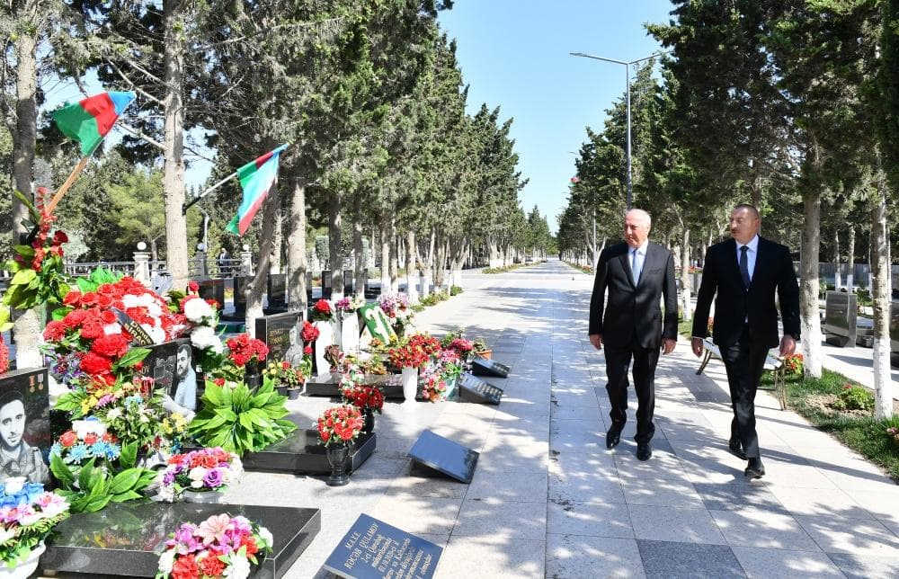 İlham Əliyev Sumqayıt Şəhidlər xiyabanında – FOTO İlham Əliyev Sumqayıt Şəhidlər xiyabanında – FOTO