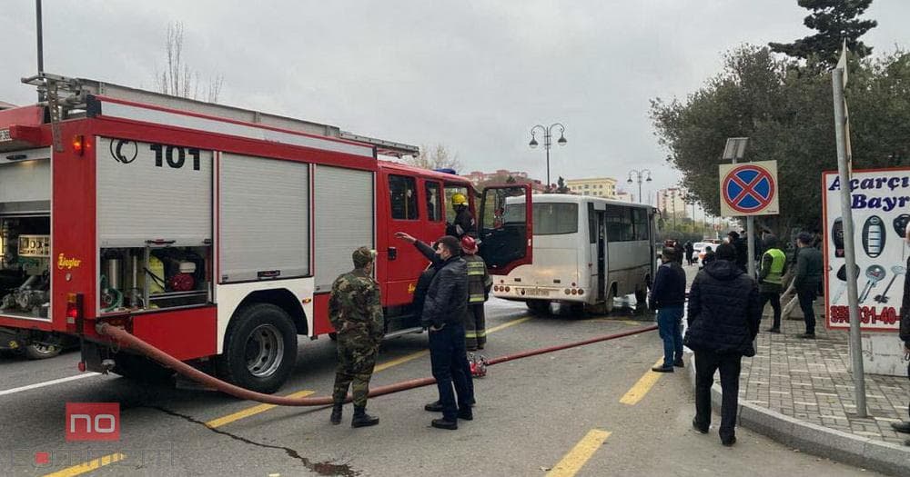 Bakıda məscidin qarşısında avtobus yandı Bakıda məscidin qarşısında avtobus yandı