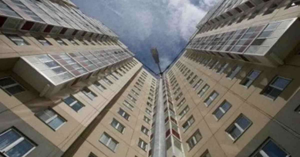 1 yaşlı körpə binadan YIXILDI 1 yaşlı körpə binadan YIXILDI