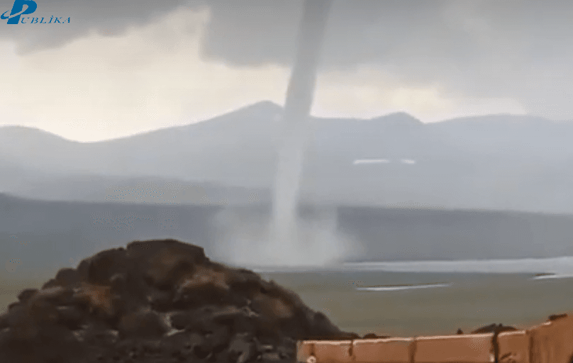 Kəlbəcərdə GÜCLÜ TORNADO: Böyük Alagölün suyu havaya sovruldu – VİDEO Kəlbəcərdə GÜCLÜ TORNADO: Böyük Alagölün suyu havaya sovruldu – VİDEO