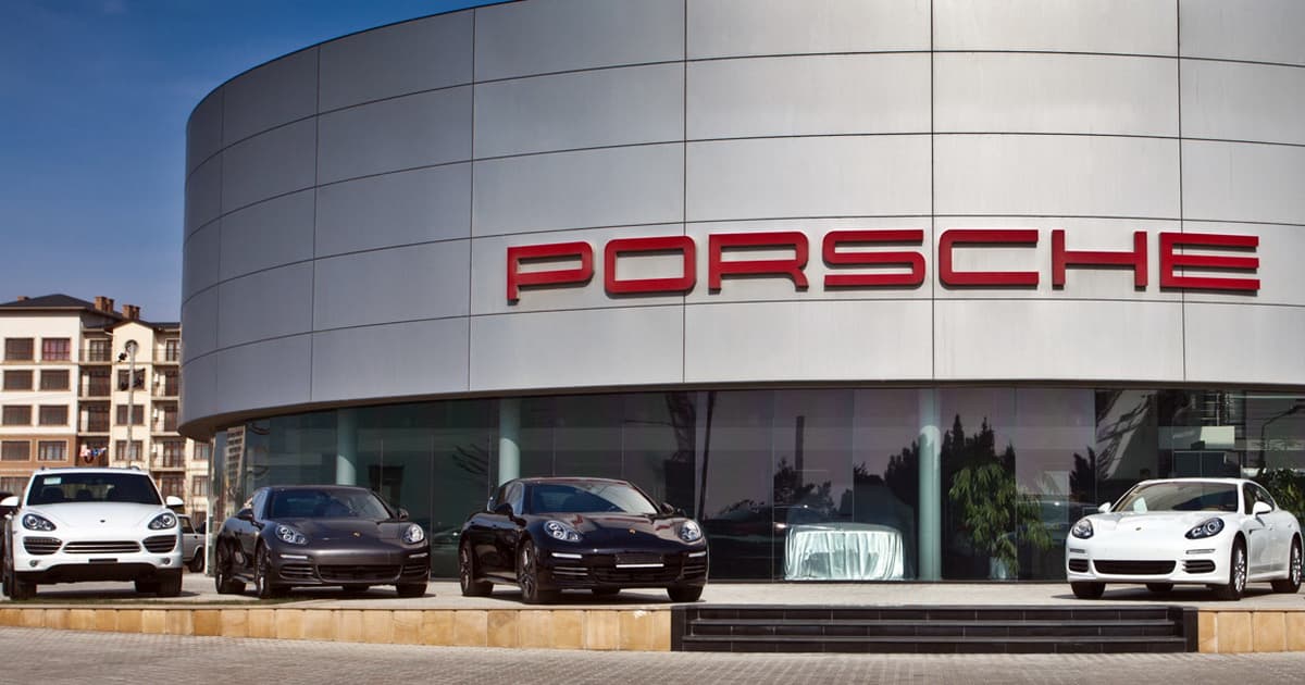 Qızı zorla Porsche-yə mindirmək istədi – Polis araşdırır Qızı zorla Porsche-yə mindirmək istədi – Polis araşdırır
