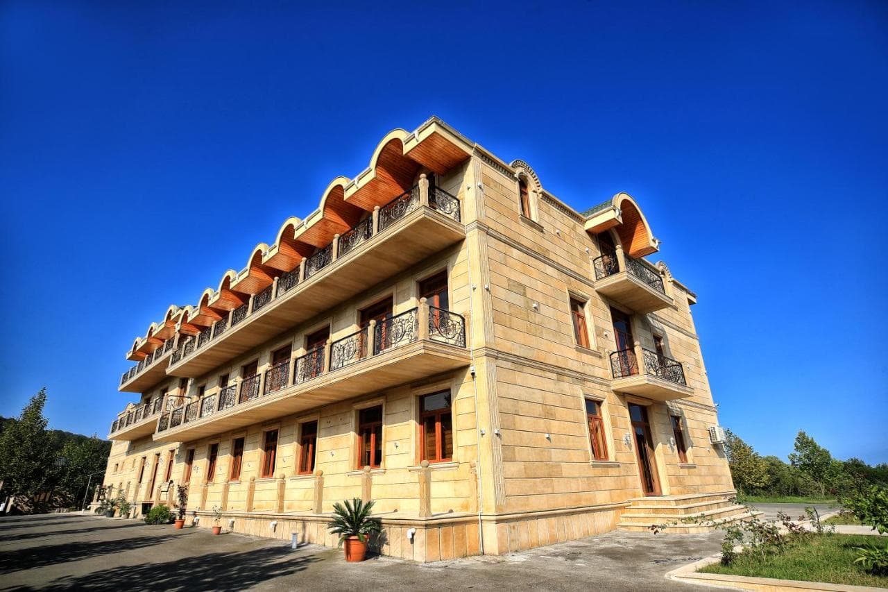Hirkan Park Otel xanım müştəriləri qovub – “Doktor” gəlir, buranı tərk edin Hirkan Park Otel xanım müştəriləri qovub – “Doktor” gəlir, buranı tərk edin
