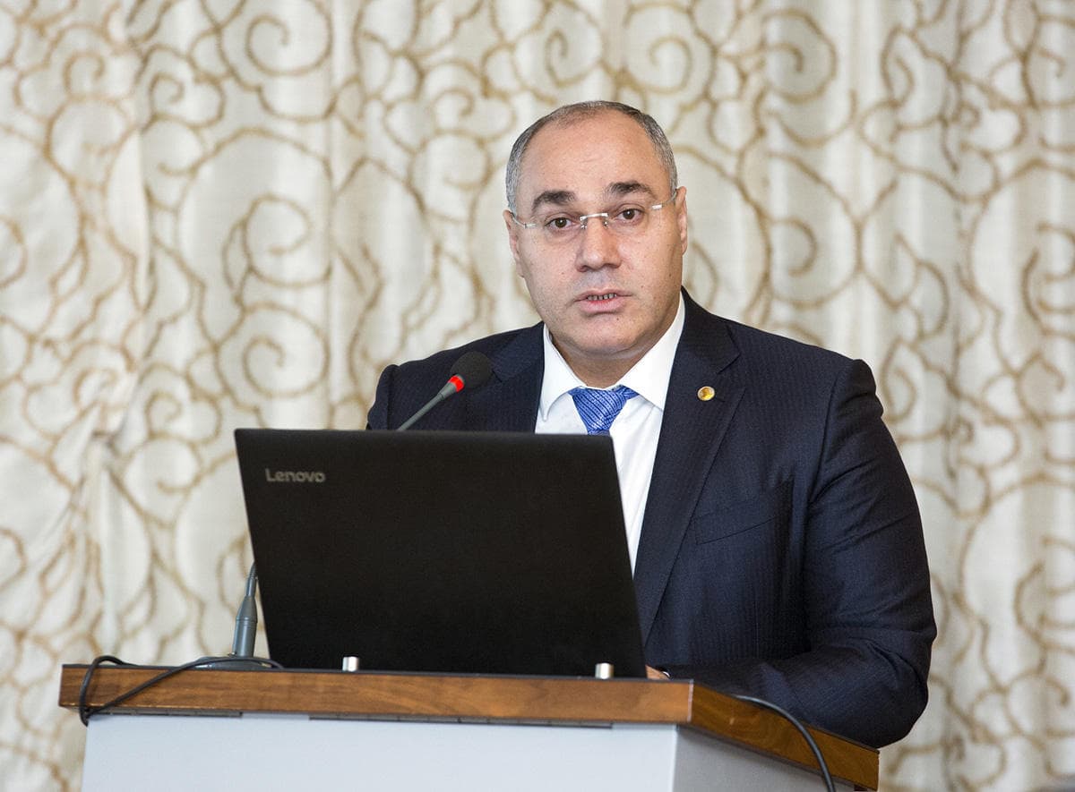Mehdiyev maşınlarını bu ölkədə “zirehli” etdirib Mehdiyev maşınlarını bu ölkədə “zirehli” etdirib