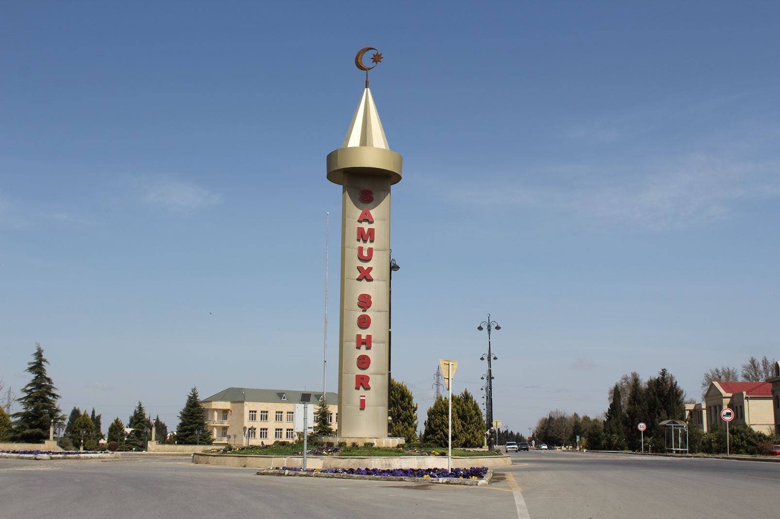 Samuxda özünü yandıran qazi 3 otaqlı mənzillə, 1 hektar torpaqla təmin edildi Samuxda özünü yandıran qazi 3 otaqlı mənzillə, 1 hektar torpaqla təmin edildi