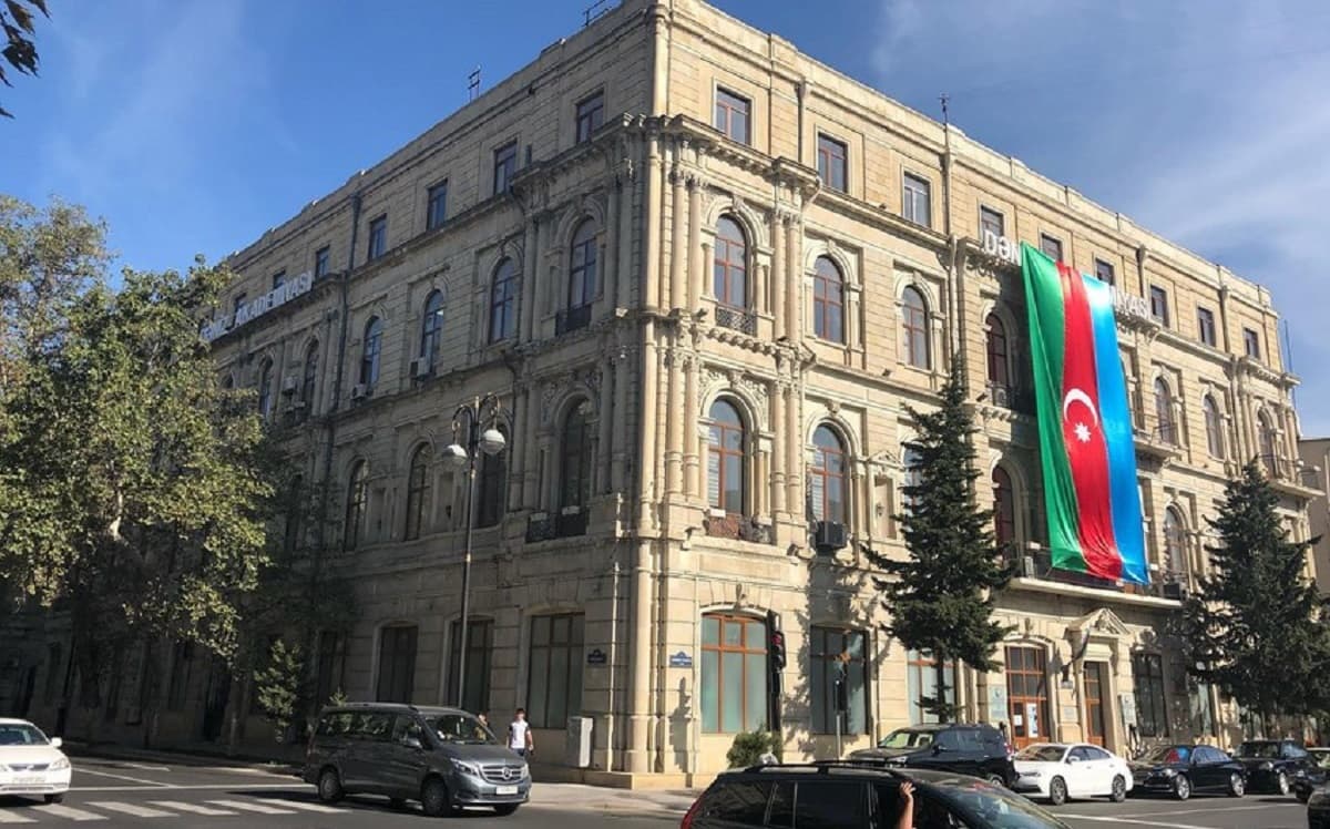 Bu akademiya dekan və kafedra müdiri axtarır Bu akademiya dekan və kafedra müdiri axtarır