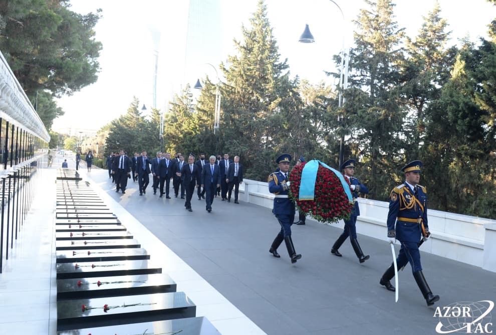 Tokayev Şəhidlər xiyabanını ziyarət edib – FOTO Tokayev Şəhidlər xiyabanını ziyarət edib – FOTO