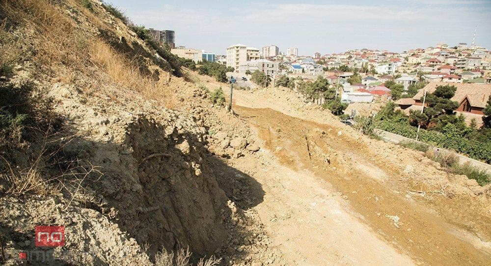 Bakıda torpaq sürüşməsi olub Bakıda torpaq sürüşməsi olub