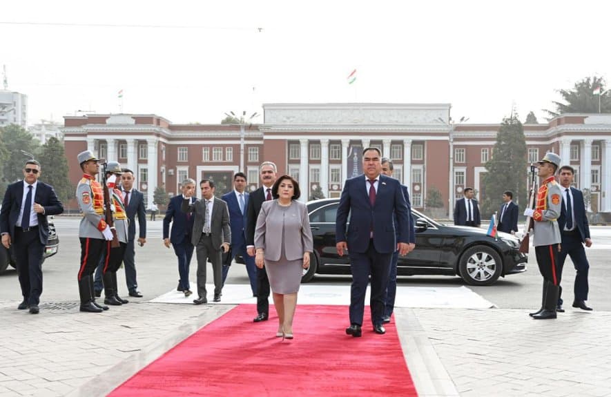 Spiker Dusti meydanında – FOTO Spiker Dusti meydanında – FOTO