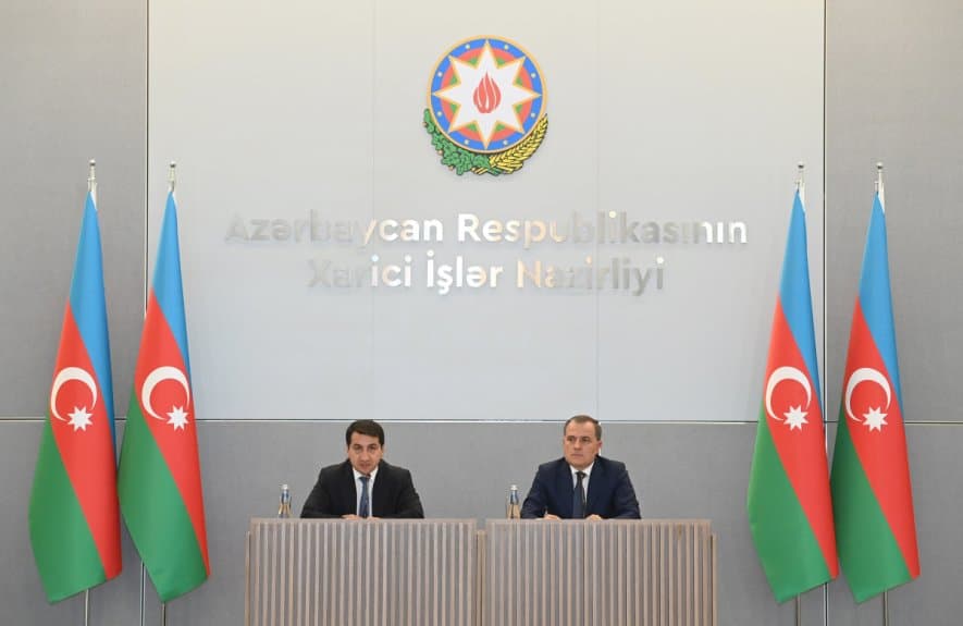 Hikmət Hacıyev və Ceyhun Bayramov brifinq keçirdi Hikmət Hacıyev və Ceyhun Bayramov brifinq keçirdi