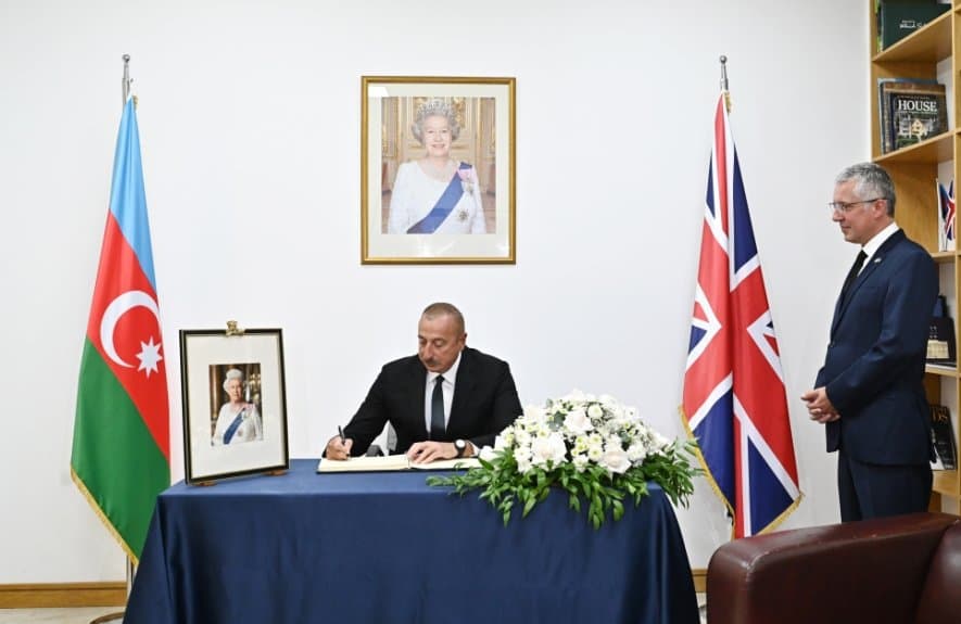 İlham Əliyev Britaniya səfirliyinə gedib başsağlığı verdi İlham Əliyev Britaniya səfirliyinə gedib başsağlığı verdi
