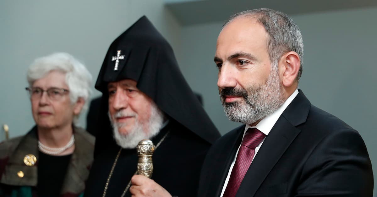 Kilsə hərəkətə keçdi: II Qaregin Paşinyanın qələmini qırdı Kilsə hərəkətə keçdi: II Qaregin Paşinyanın qələmini qırdı