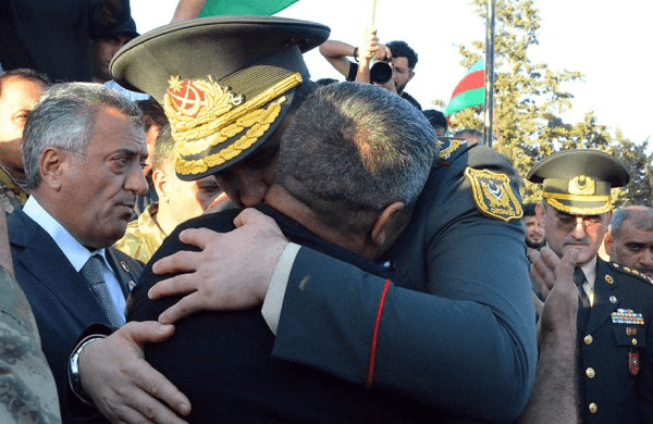 Müdafiə Nazirliyinin rəhbər heyəti şəhidlərin yasında – FOTO Müdafiə Nazirliyinin rəhbər heyəti şəhidlərin yasında – FOTO
