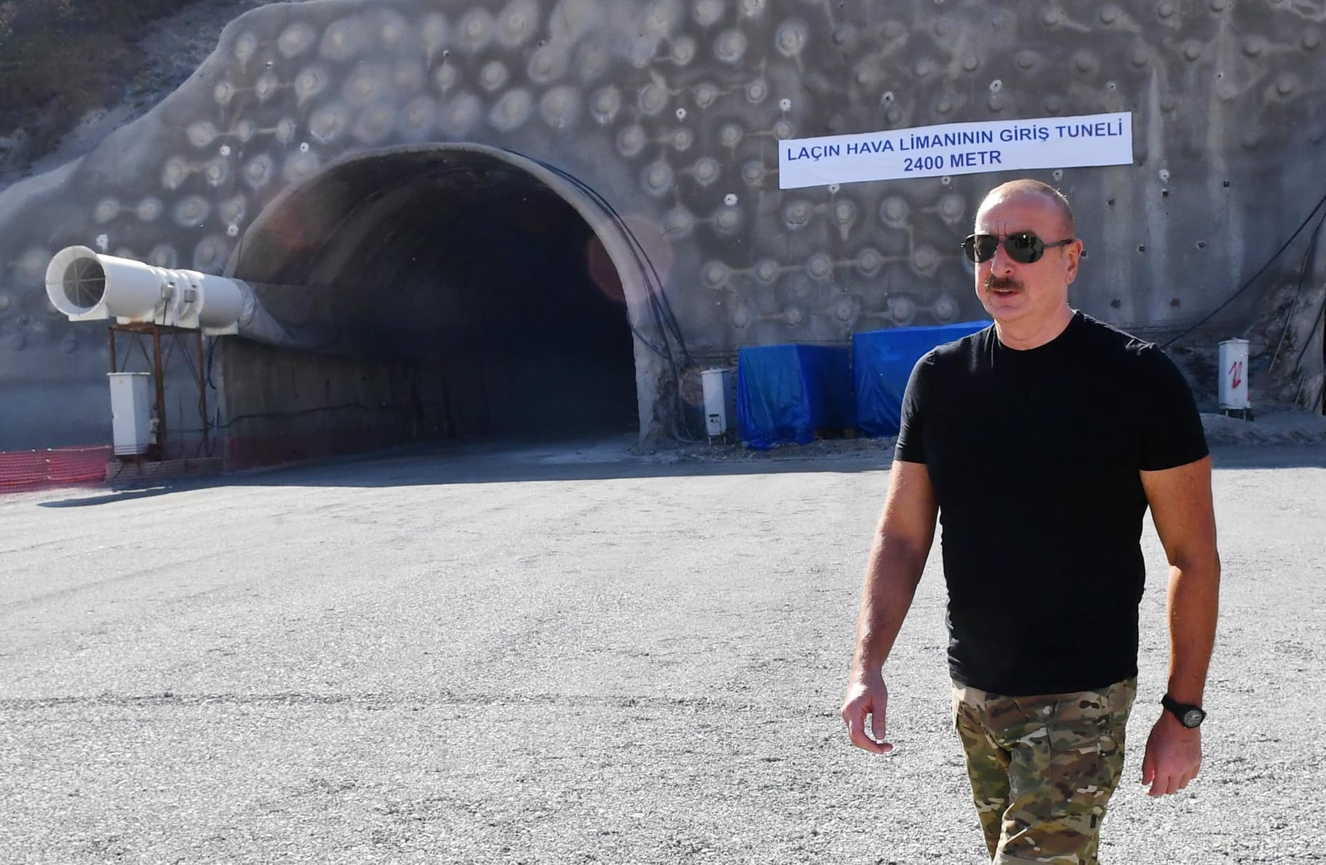 Prezident Laçının mərkəzi küçəsində – VİDEO Prezident Laçının mərkəzi küçəsində – VİDEO