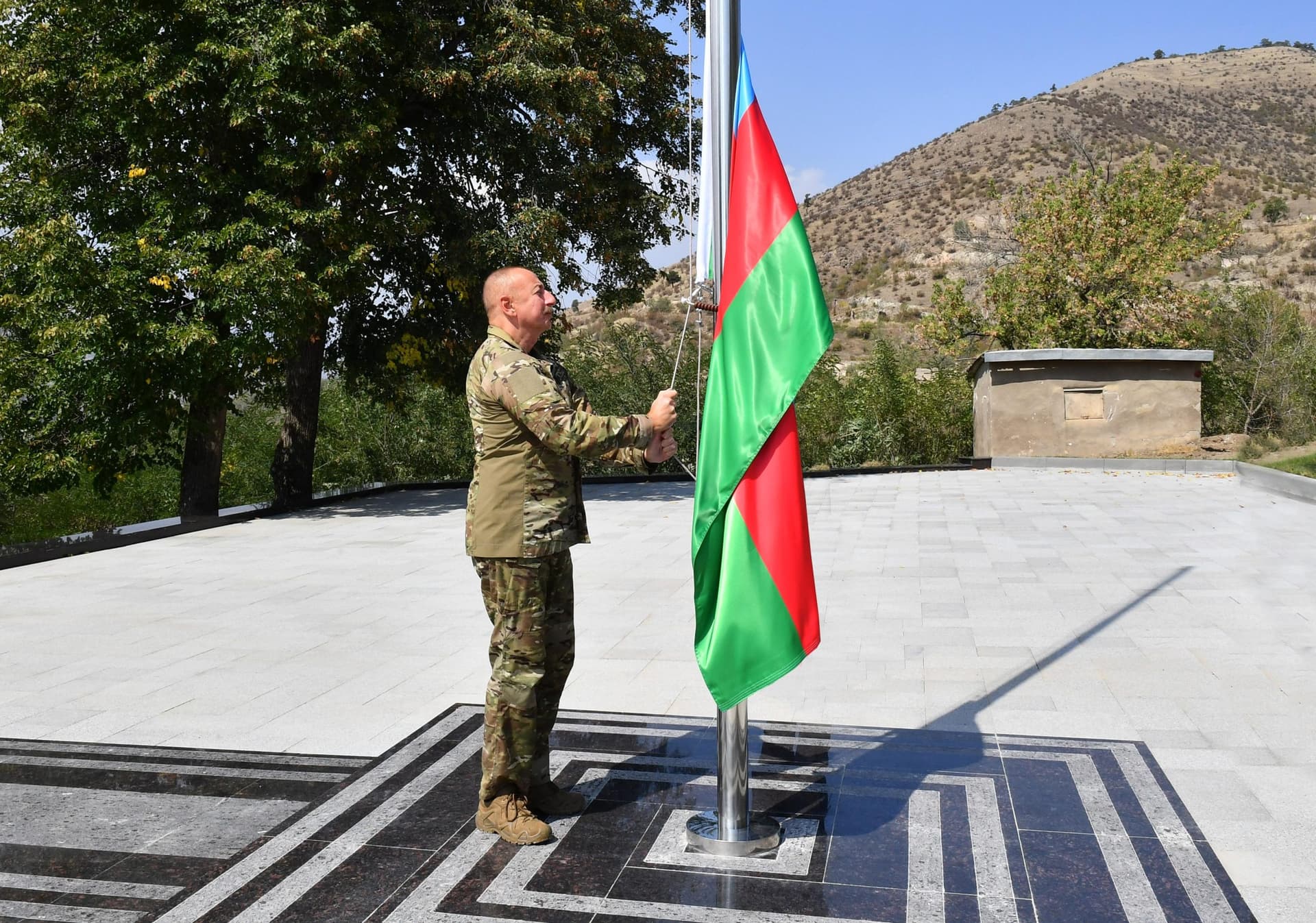 Prezident Laçın şəhərində Azərbaycan Bayrağını UCALTDI Prezident Laçın şəhərində Azərbaycan Bayrağını UCALTDI
