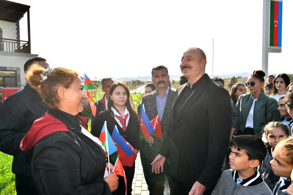 Prezident və xanımının Ağalı sakinləri ilə görüşündən FOTO Prezident və xanımının Ağalı sakinləri ilə görüşündən FOTO