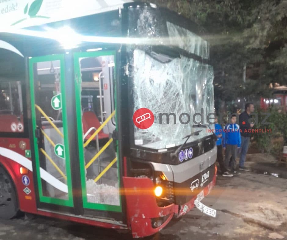 “BakuBus”un avtobusu “Araz” marketə çırpıldı – FOTO “BakuBus”un avtobusu “Araz” marketə çırpıldı – FOTO