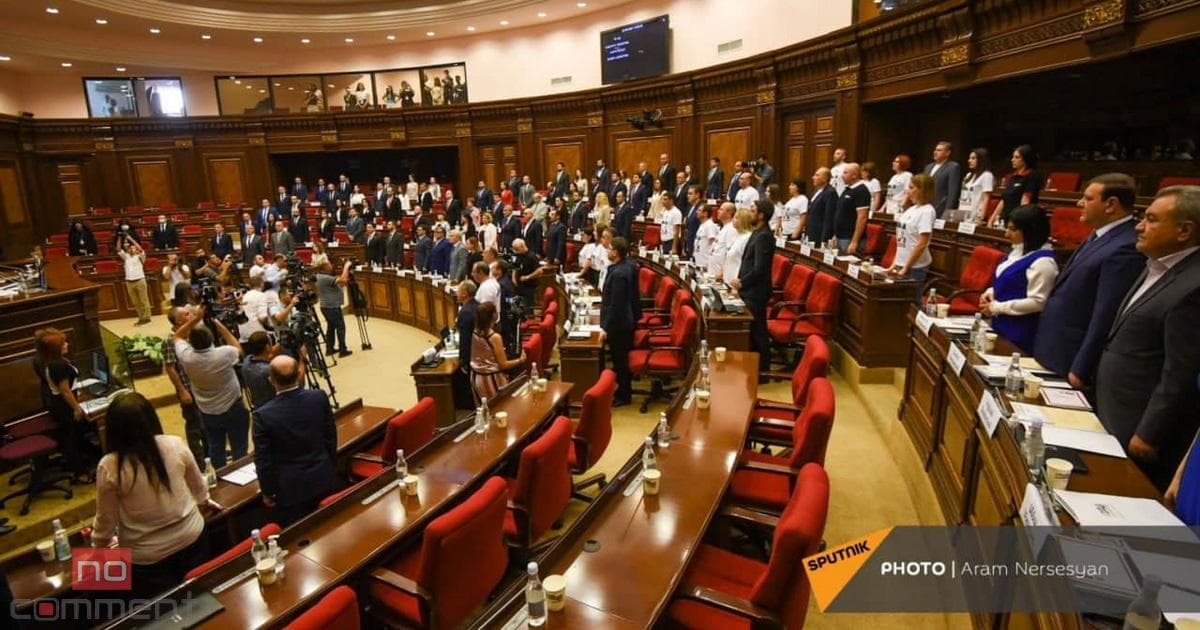 Ermənistanda müxalifət parlamentə qayıtdı Ermənistanda müxalifət parlamentə qayıtdı