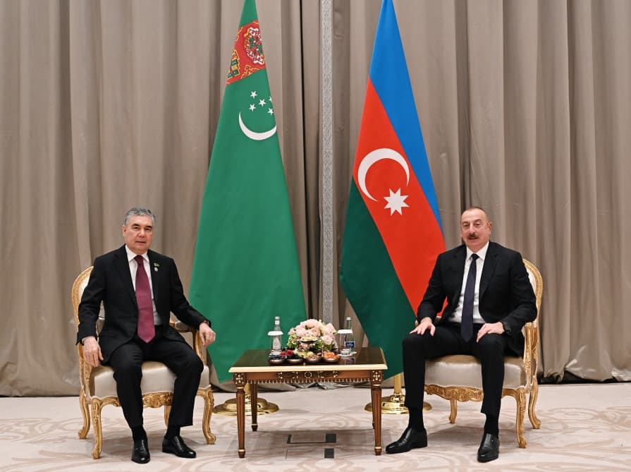 İlham Əliyev Qurbanqulu Berdiməhəmmədovla görüşdü İlham Əliyev Qurbanqulu Berdiməhəmmədovla görüşdü