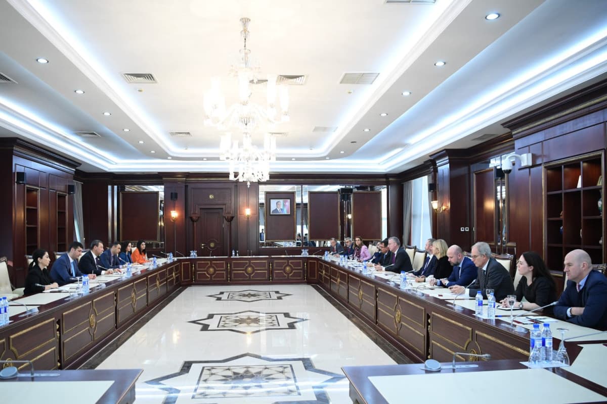 Deputatlar xüsusi elçi ilə görüşdülər Deputatlar xüsusi elçi ilə görüşdülər