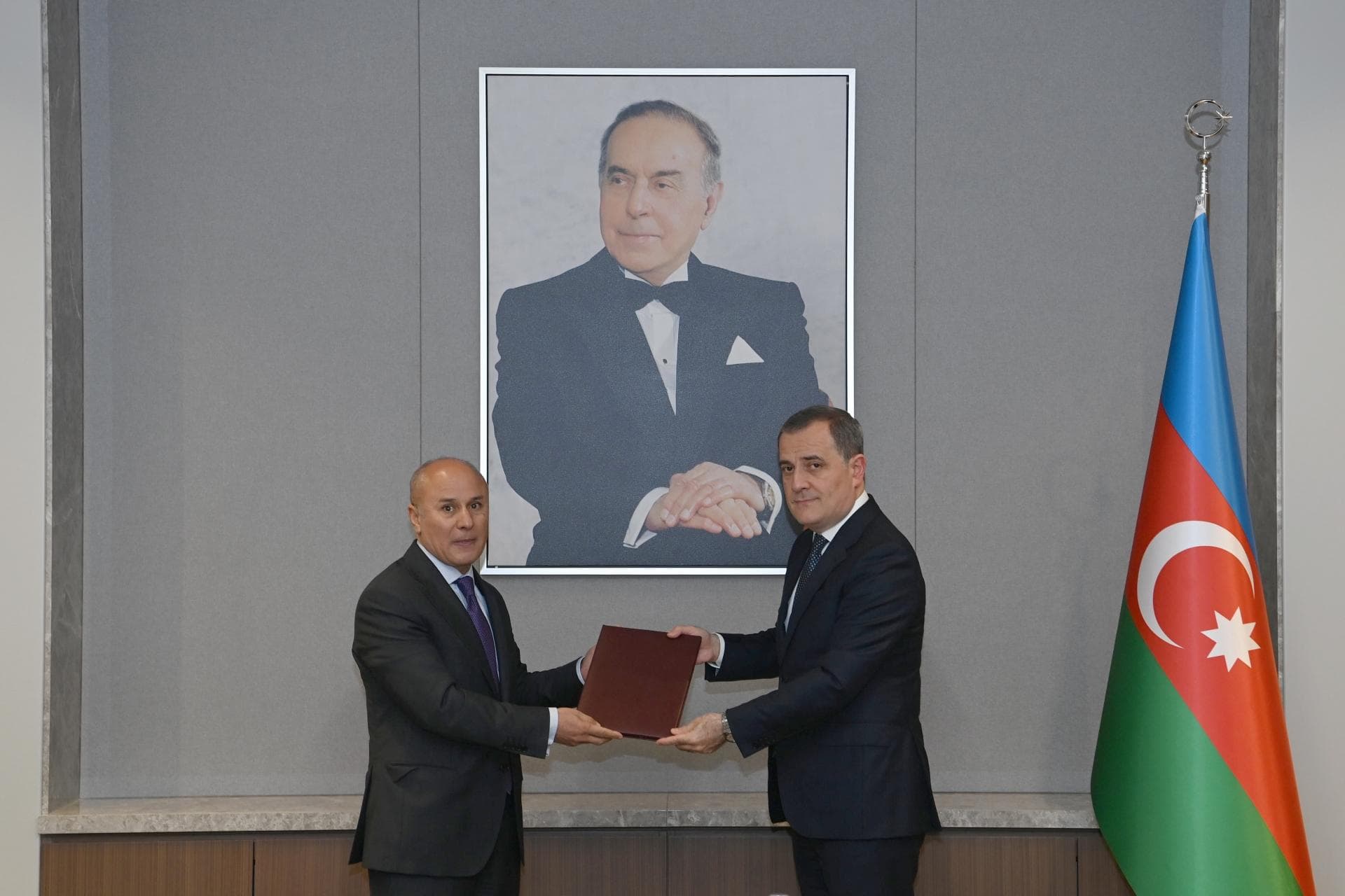 Ceyhun Bayramov yeni səfiri qəbul etdi Ceyhun Bayramov yeni səfiri qəbul etdi